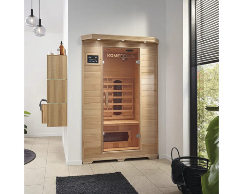 Infrarotkabine Home Deluxe Redsun M 110x105x190 cm Holz-Infrarotsauna mit Glastür und digitalem Bedienfeld in einem hellen Raum