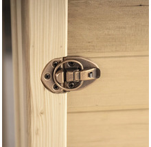 Detailansicht eines Drehriegelverschlusses an einer Holztür