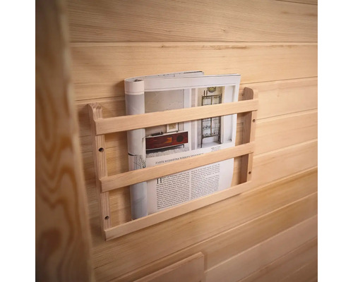 Zeitschriftenregal aus Holz an Holzwand mit Zeitschrift