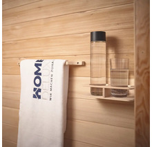 Handtuch an Handtuchhalter, Trinkflasche und Glas auf einem Regal vor einer Holzwand