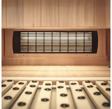 Innenraum einer Sauna mit Holzverkleidung und Lüftungsgitter