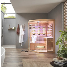 Badezimmer mit Sauna, Dusche, Badewanne und Handtüchern