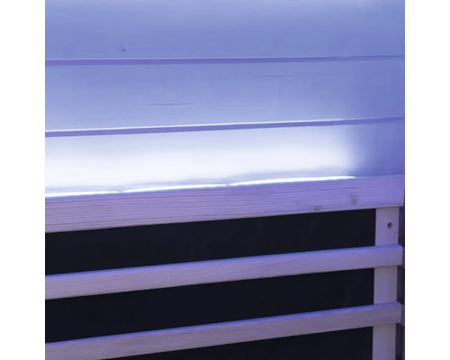 Holzverkleidung mit horizontalen Lamellen und Beleuchtung