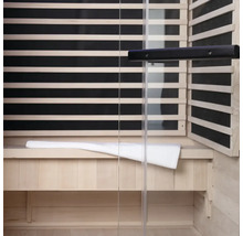 Innenansicht einer Sauna mit Holzverkleidung, Glasfront und einer Bank mit Handtuch