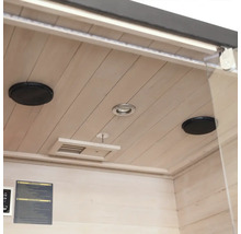 Innenansicht einer Sauna mit Lautsprechern, Lampe und Belüftung