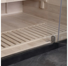 Detailansicht eines Saunainnenraums mit Holzboden und Glastür