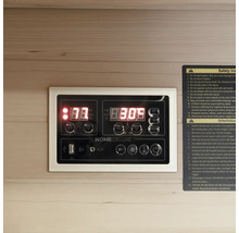 Bedienfeld einer Sauna mit digitaler Anzeige und Sicherheitsinformationen