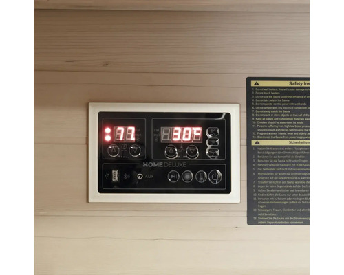 Bedienfeld einer Sauna mit digitaler Anzeige und Sicherheitsinformationen