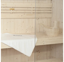 Sauna mit Holzeimer, Schöpfkelle und Handtuch