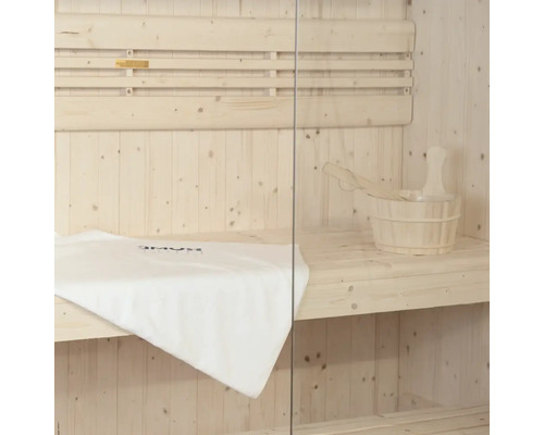 Sauna mit Holzeimer, Schöpfkelle und Handtuch