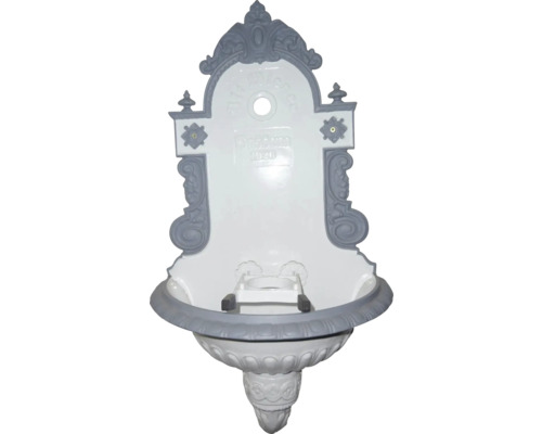 Gartentrog aus Stein mit dekorativen Elementen