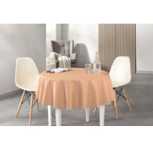 Gedeckter runder Tisch mit zwei Stühlen in einem Zimmer.