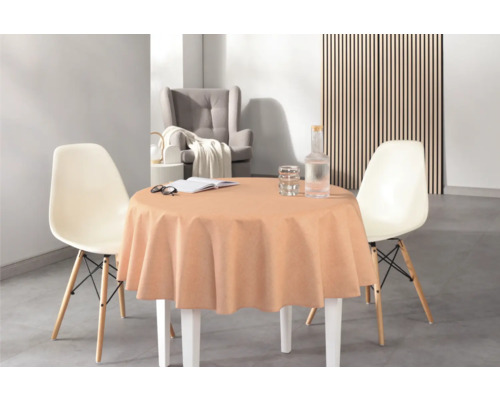 Gedeckter runder Tisch mit zwei Stühlen in einem Zimmer.