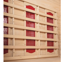 Innenansicht einer Sauna mit Holzverkleidung und Infrarotstrahlern