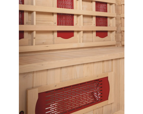 Innenansicht einer Sauna mit Holzverkleidung und Sitzbank