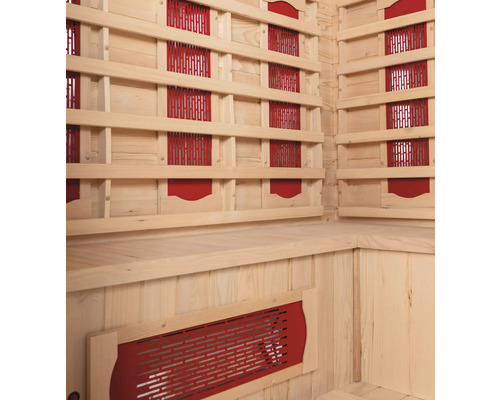 Innenansicht einer Sauna mit Holzverkleidung und Heizelementen