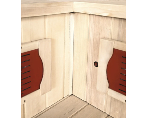 Innenansicht einer Infrarotsauna mit Holzwänden und Heizelementen
