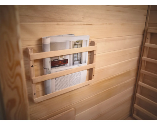 Zeitschriftenregal aus Holz mit Zeitschrift an einer Holzwand