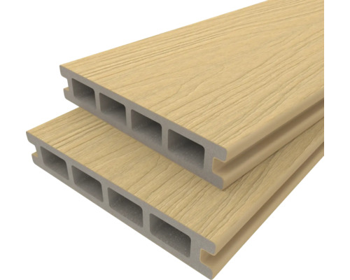 Zwei WPC Terrassendielen gestapelt