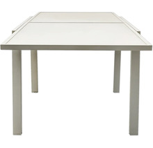 Gartentisch mit rechteckiger Tischplatte und vier Beinen