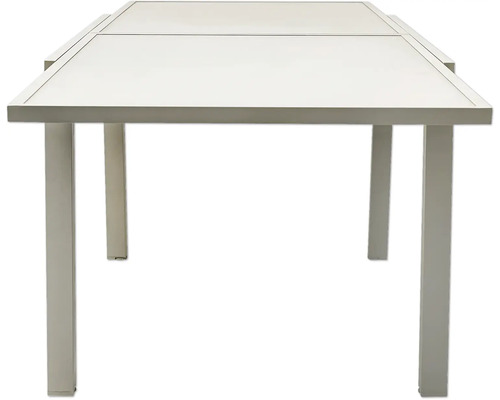 Gartentisch mit rechteckiger Tischplatte und vier Beinen