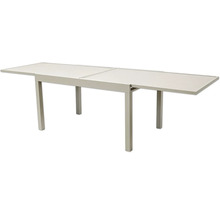 Ausziehbarer Gartentisch mit vier Beinen.