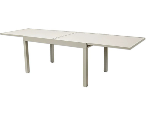 Ausziehbarer Gartentisch mit vier Beinen.