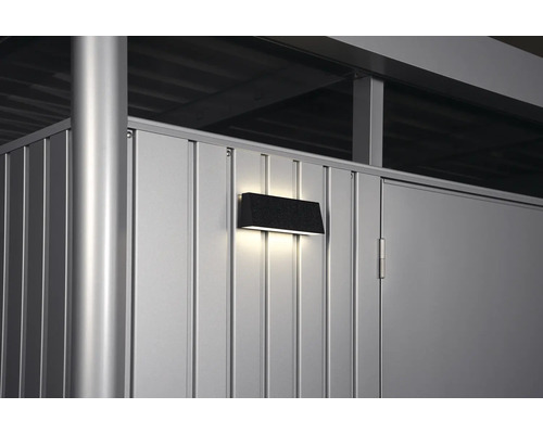 Außenwandleuchte an einer Metallwand