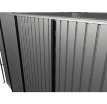 Detailansicht eines Metallzauns mit vertikalen Streben.