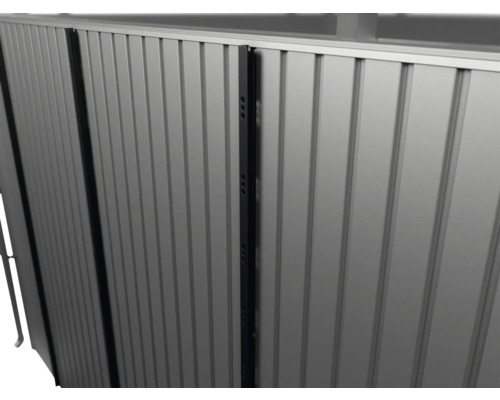 Detailansicht eines Metallzauns mit vertikalen Streben.