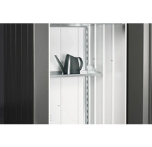 Gartenschrank Innenraum mit Regal und Gießkanne