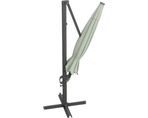 Geschlossener Ampelschirm mit Ständer für den Garten