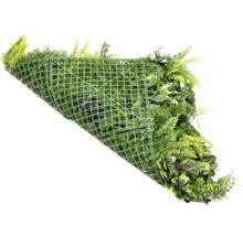 Künstliche Pflanzenwand mit verschiedenen Grünpflanzen und Kunststoffgitter