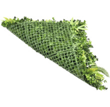 Kunsthecke mit verschiedenen grünen Blättern auf Kunststoffgitter