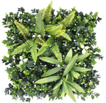 Künstliche grüne Wand mit Farnen und Blättern zur Dekoration