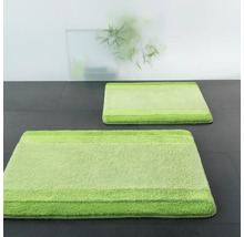 Zwei grüne Badteppiche auf dunklem Untergrund