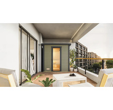 Außenansicht einer Sauna auf einem Balkon mit Sitzgelegenheiten und Blick auf die Stadt