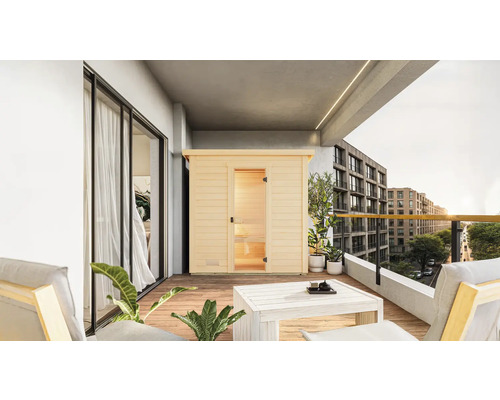 Außensauna aus Holz auf einem Balkon mit Sitzgelegenheiten und Pflanzen