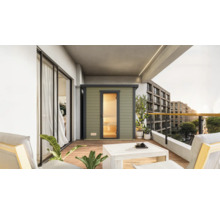 Außenansicht einer Sauna auf einem Balkon mit Sitzgelegenheiten und Pflanzen