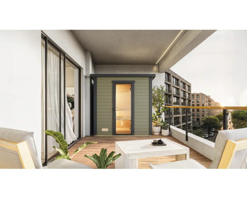 Außenansicht einer Sauna auf einem Balkon mit Sitzgelegenheiten und Pflanzen