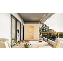 Holzsauna mit Glastür auf einem Balkon mit Sitzgelegenheiten und Pflanzen.