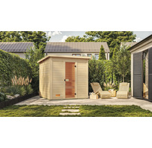 Holzsauna im Garten mit Liegestühlen und Grünpflanzen