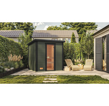 Gartensauna mit Glasfront, umgeben von Pflanzen und Liegestühlen