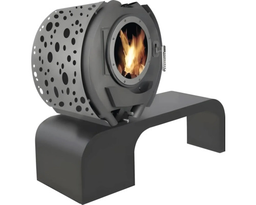 Kaminofen mit dekorativer Lochblende und integrierter Bank