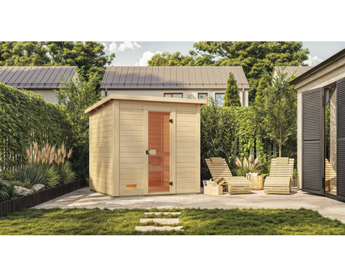 Außensauna aus Holz mit Glastür im Garten