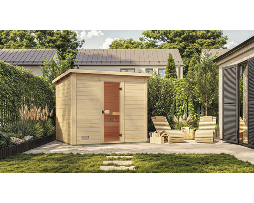 Außensauna aus Holz mit Glastür in einem Garten mit Liegestühlen.