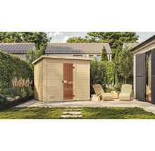 Holzsauna im Garten mit Liegestühlen und Vegetation.