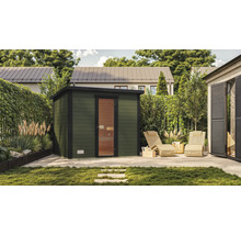 Draußen Sauna mit Holztüren und Holzbänken im Garten