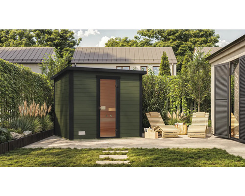 Draußen Sauna mit Holztüren und Holzbänken im Garten