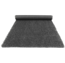 Grauer Kunstrasen teilweise aufgerollt